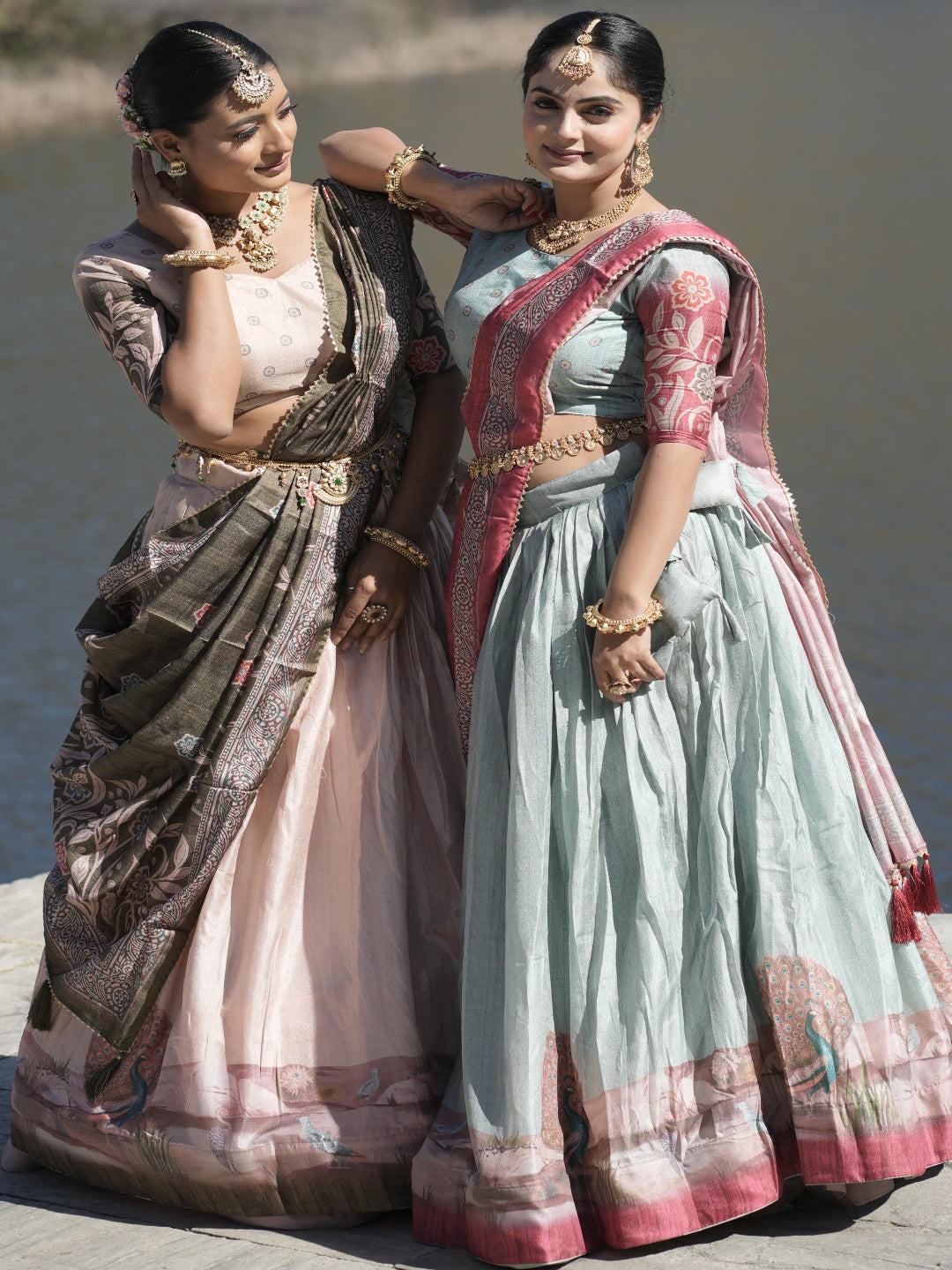 ES शुद्ध मणिपुरी सिल्क लहंगा, ब्लाउज और दुपट्टा पूर्ण प्रिंट और कंट्रास्ट बॉर्डर के साथ