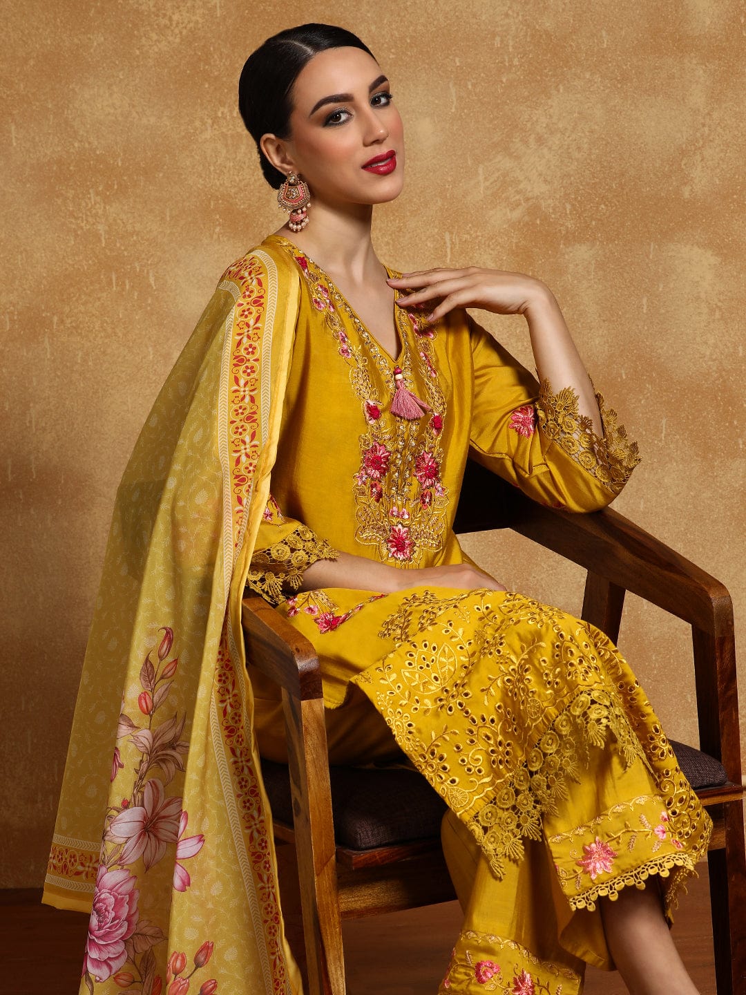 KF Floral Heavy Thread Embroidered Schffili Hem Kurta with Trouser & Dupatta