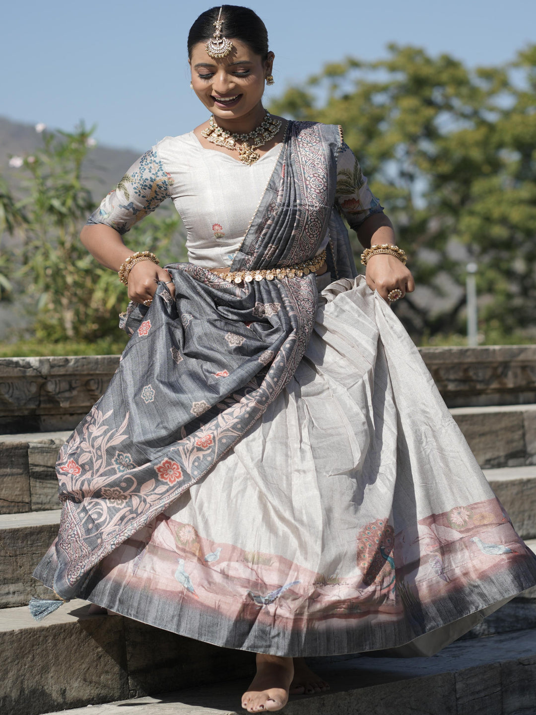 ES शुद्ध मणिपुरी सिल्क लहंगा, ब्लाउज और दुपट्टा पूर्ण प्रिंट और कंट्रास्ट बॉर्डर के साथ