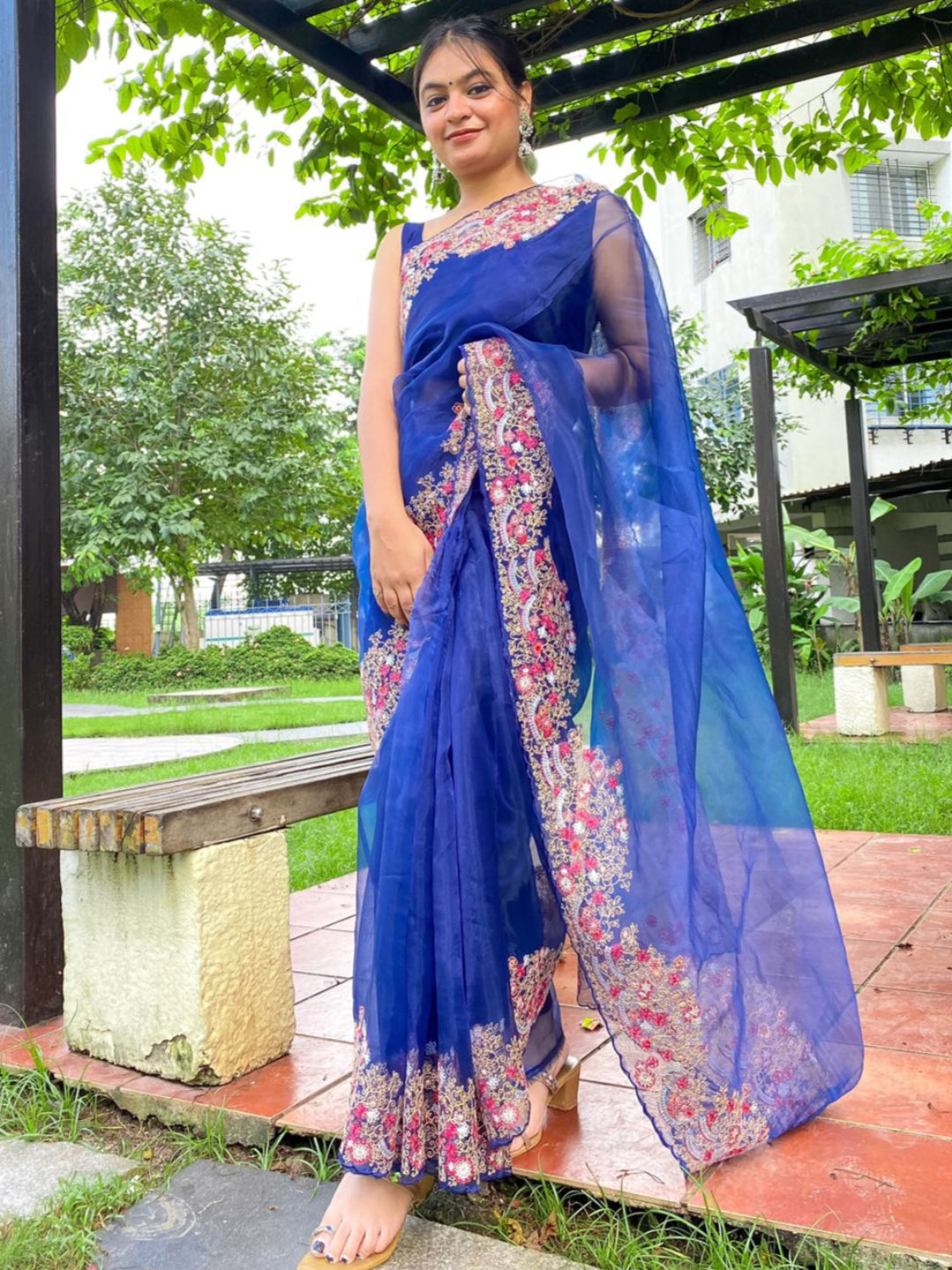 ES ಹೆವಿ ಆರ್ಗನ್ಜಾ ರೇಷ್ಮೆ ಸೀರೆ ಮತ್ತು ಬಹು-ಬಣ್ಣದ ದಾರದ ಕಸೂತಿ ಕೆಲಸ ಬ್ಲೌಸ್ನೊಂದಿಗೆ