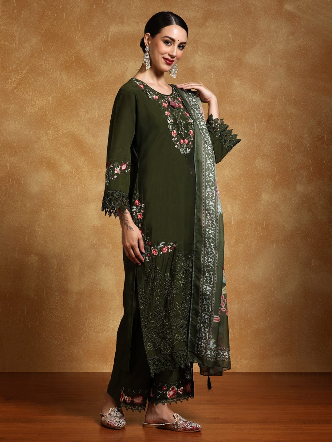 KF Floral Heavy Thread Embroidered Schffili Hem Kurta with Trouser & Dupatta