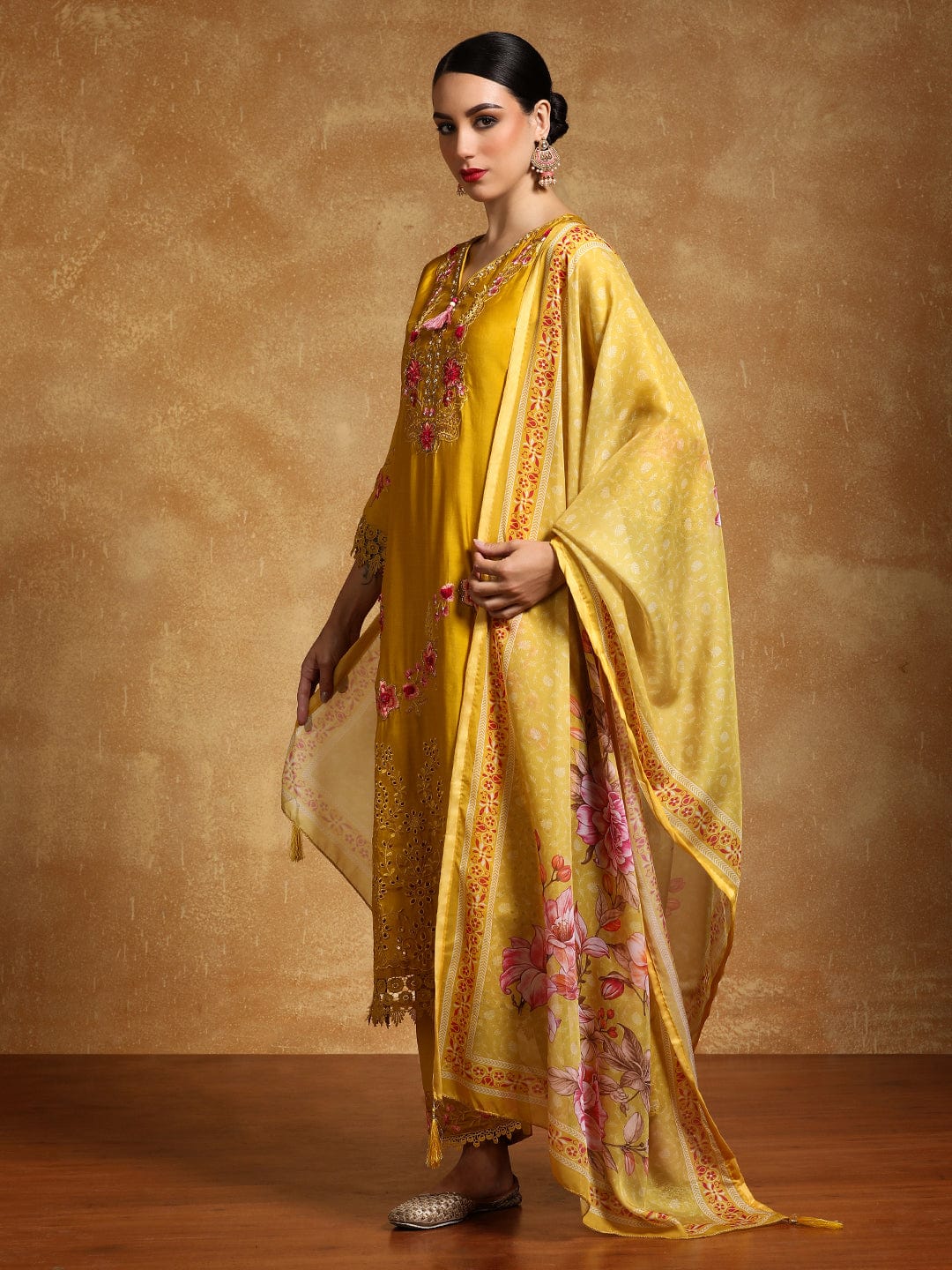 KF Floral Heavy Thread Embroidered Schffili Hem Kurta with Trouser & Dupatta
