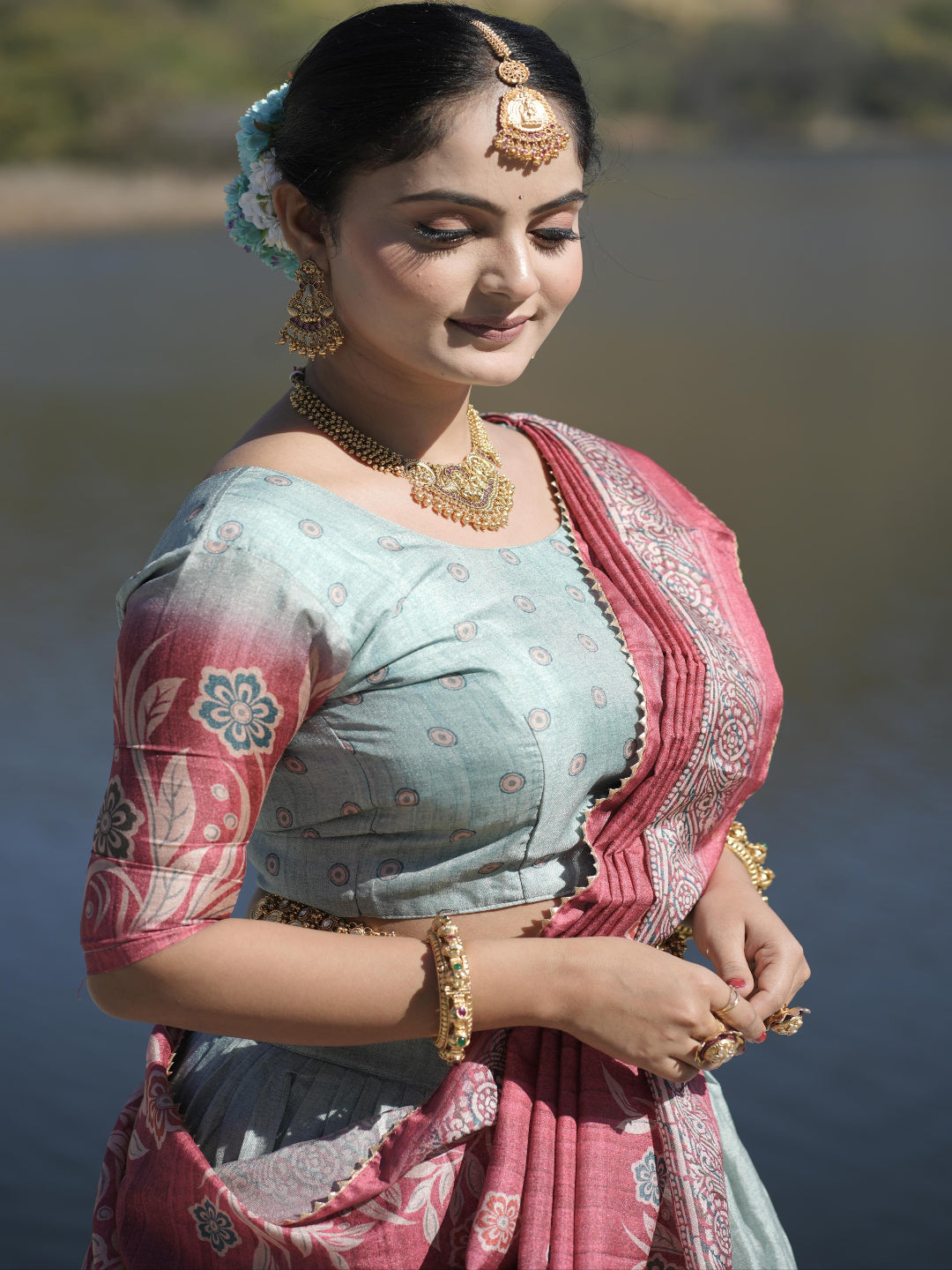 ES शुद्ध मणिपुरी सिल्क लहंगा, ब्लाउज और दुपट्टा पूर्ण प्रिंट और कंट्रास्ट बॉर्डर के साथ