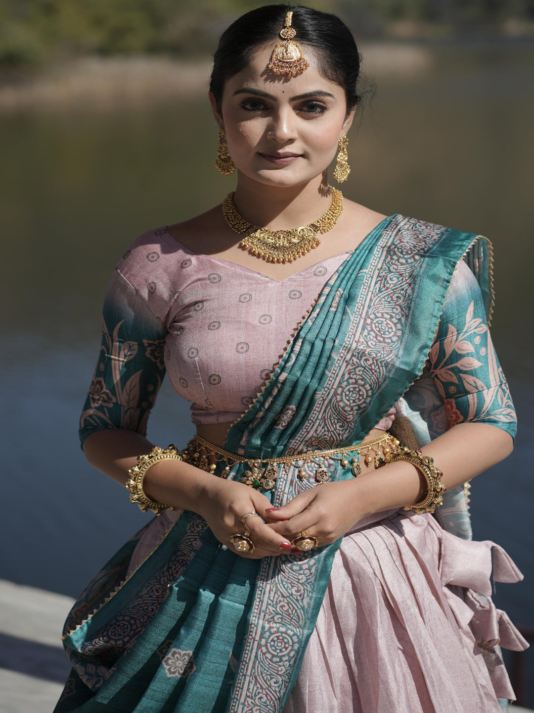 ES शुद्ध मणिपुरी सिल्क लहंगा, ब्लाउज और दुपट्टा पूर्ण प्रिंट और कंट्रास्ट बॉर्डर के साथ 