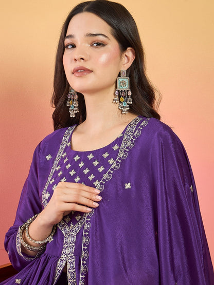 वरंगा महिलाओं का बैंगनी रंग का सिल्क ब्लेंड योक डिज़ाइन कुर्ता, शरारा और कढ़ाईदार दुपट्टे के साथ।