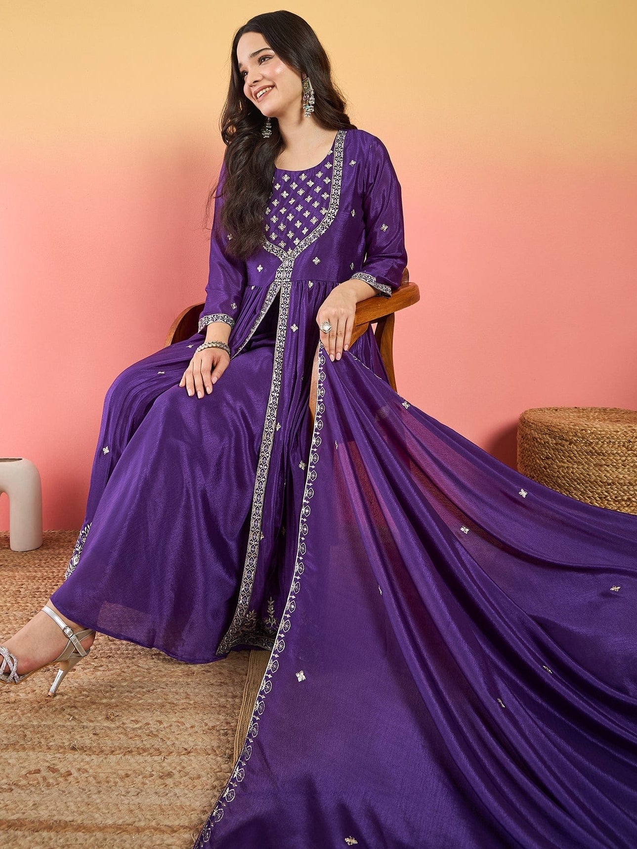 वरंगा महिलाओं का बैंगनी रंग का सिल्क ब्लेंड योक डिज़ाइन कुर्ता, शरारा और कढ़ाईदार दुपट्टे के साथ।