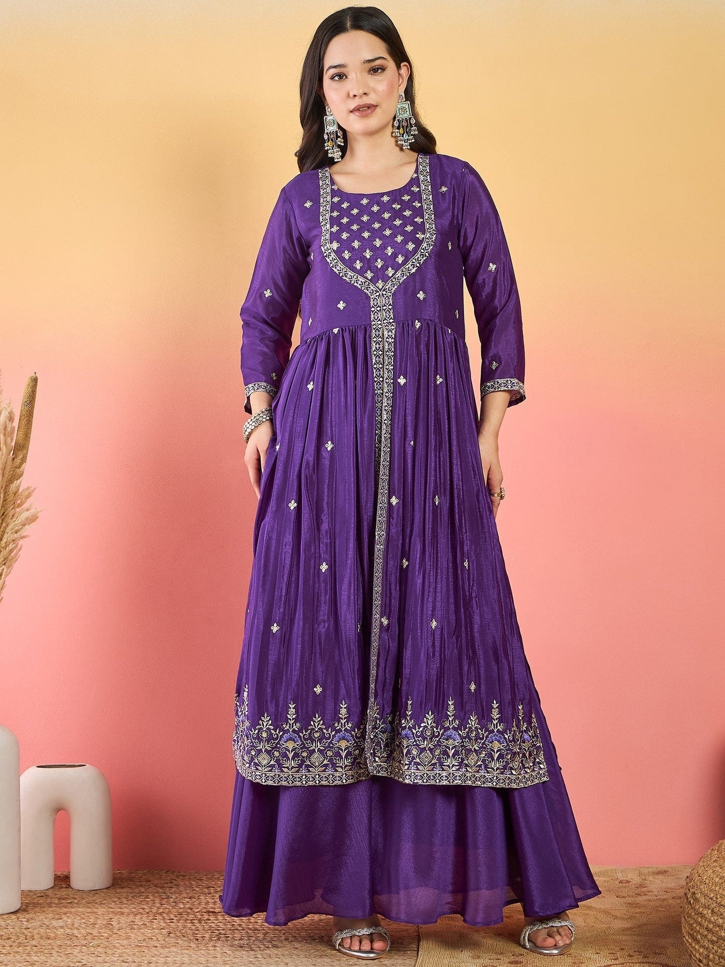 वरंगा महिलाओं का बैंगनी रंग का सिल्क ब्लेंड योक डिज़ाइन कुर्ता, शरारा और कढ़ाईदार दुपट्टे के साथ।