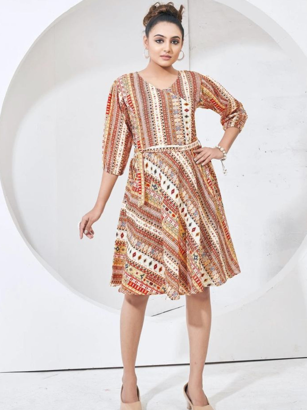 एमवी महिलाओं का मल्टी-कलर प्रिंटेड कॉटन राउंड नेक टॉप, मैचिंग बेल्ट के साथ