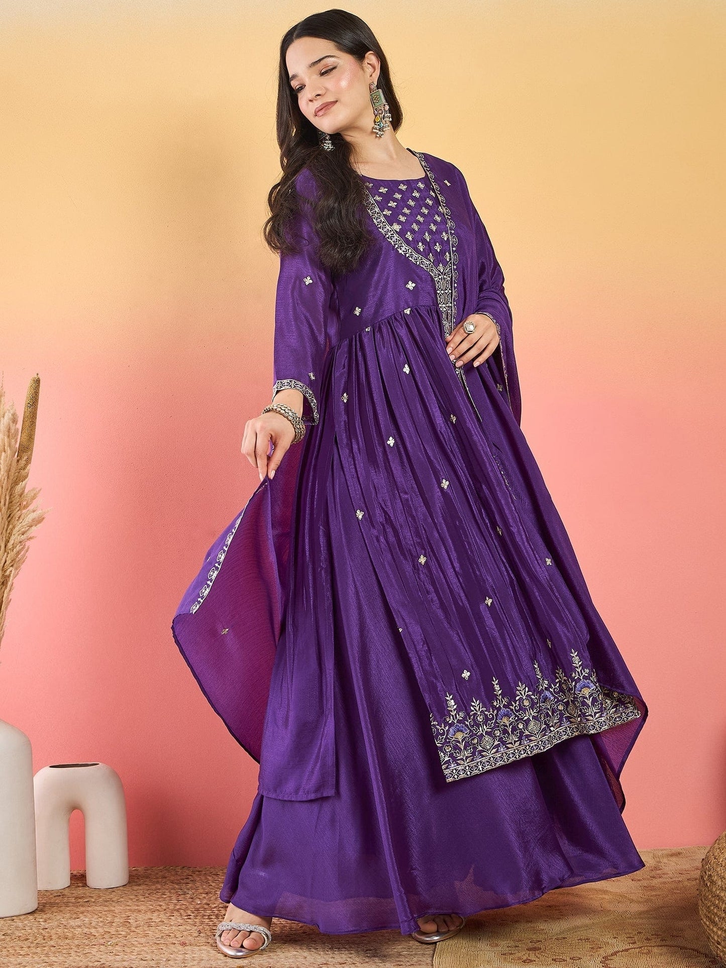 वरंगा महिलाओं का बैंगनी रंग का सिल्क ब्लेंड योक डिज़ाइन कुर्ता, शरारा और कढ़ाईदार दुपट्टे के साथ।