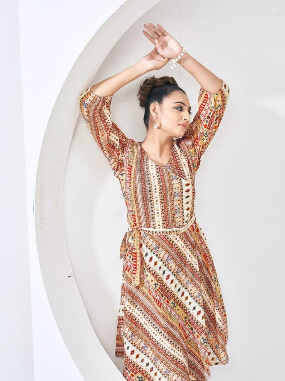 एमवी महिलाओं का मल्टी-कलर प्रिंटेड कॉटन राउंड नेक टॉप, मैचिंग बेल्ट के साथ