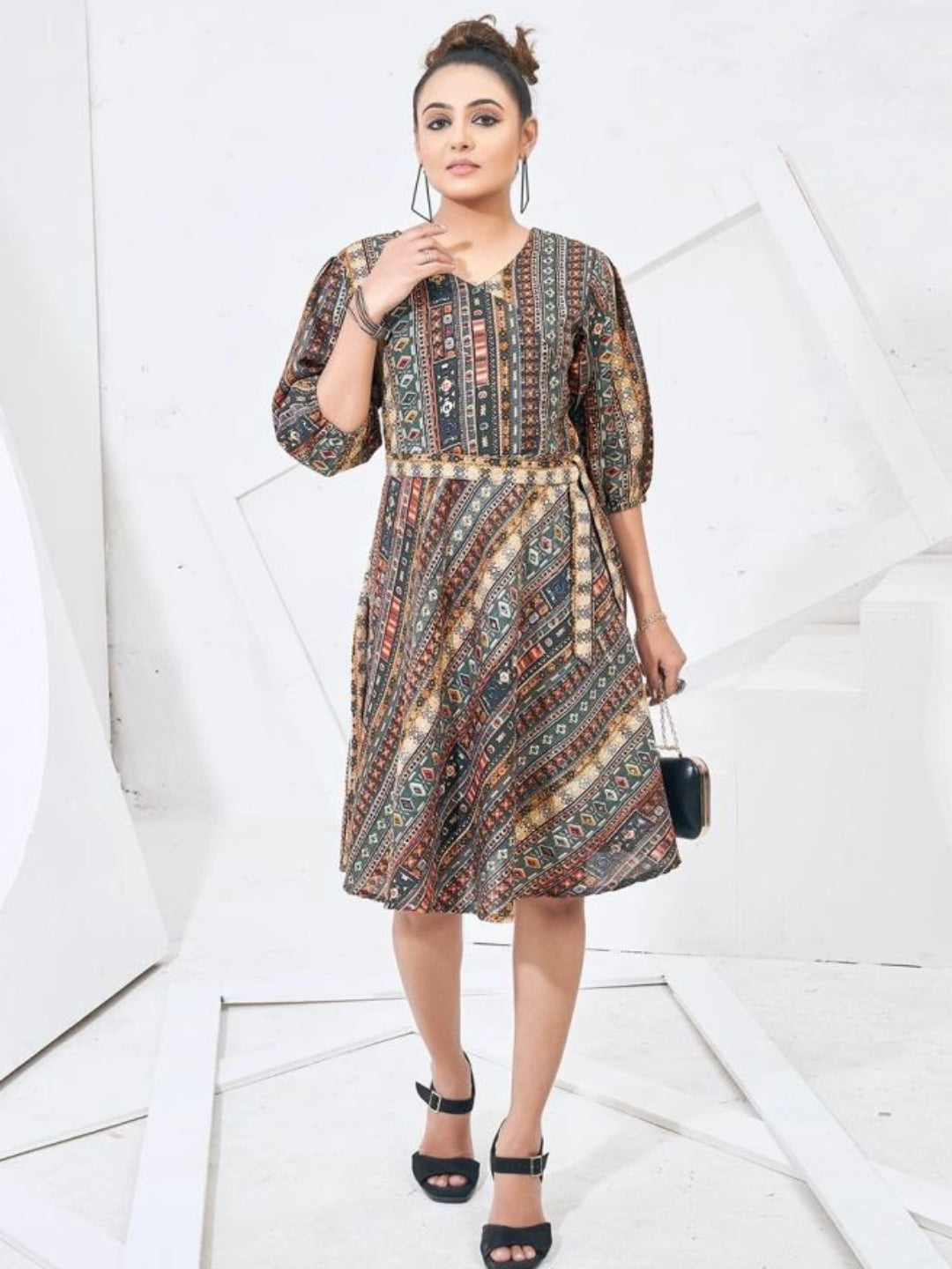 एमवी महिलाओं का मल्टी-कलर प्रिंटेड कॉटन राउंड नेक टॉप, मैचिंग बेल्ट के साथ