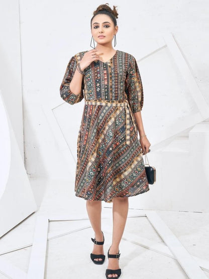 एमवी महिलाओं का मल्टी-कलर प्रिंटेड कॉटन राउंड नेक टॉप, मैचिंग बेल्ट के साथ