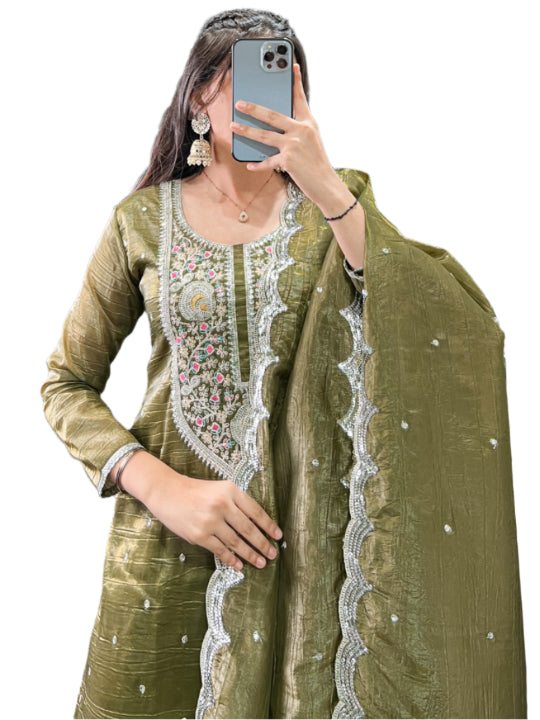 ईएस गोल्ड क्रश एथनिक पार्टीवियर सूट सेक्विन और थ्रेड एम्ब्रॉयडरी वर्क के साथ