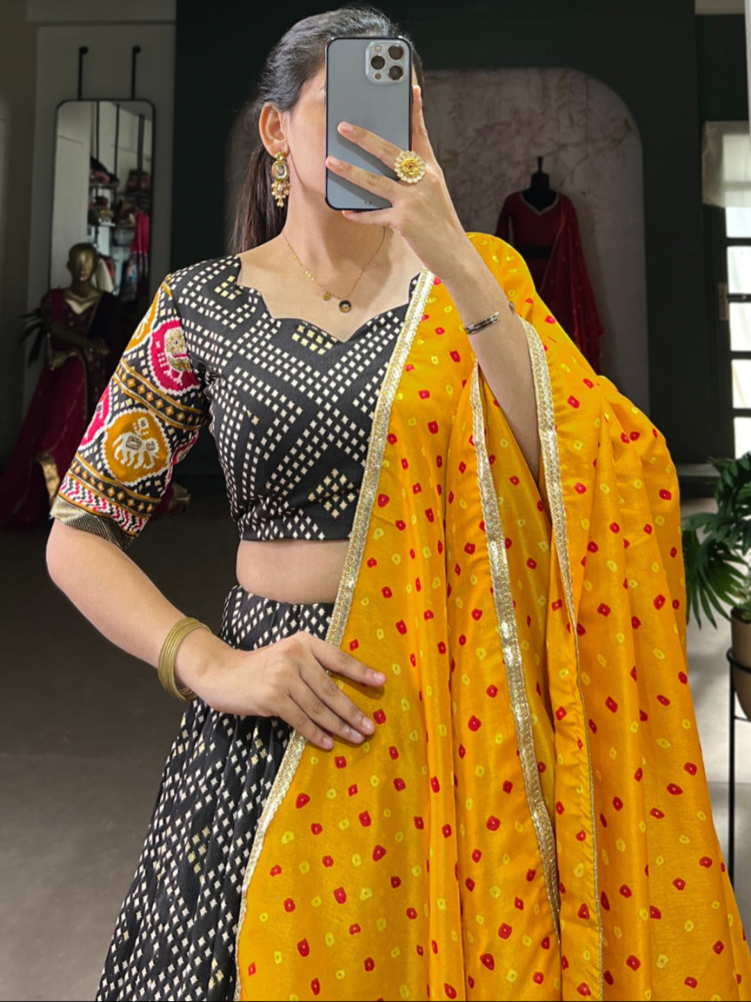 बंधेज और पटोला प्रिंट के साथ ईएस टसर सिल्क लहंगा, ब्लाउज और दुपट्टे के साथ फ़ॉइल वर्क 