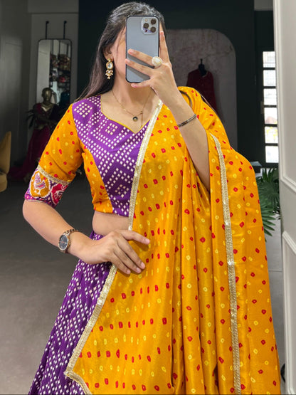 बंधेज और पटोला प्रिंट के साथ ईएस टसर सिल्क लहंगा, ब्लाउज और दुपट्टे के साथ फ़ॉइल वर्क 
