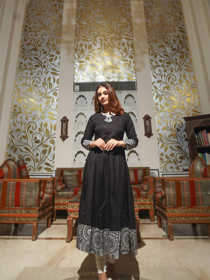 Divena Women's A-Line Black Rayon Kurta - SSDK0118