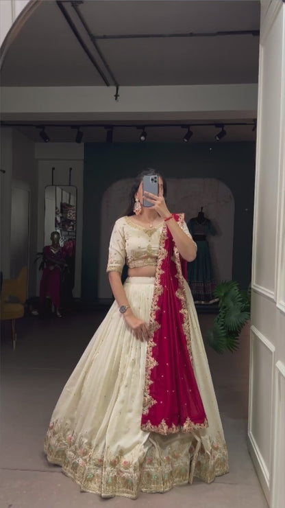 ईएस विचित्रा सिल्क लहंगा चोली और दुपट्टा सेक्विन और धागे की कढ़ाई के काम के साथ