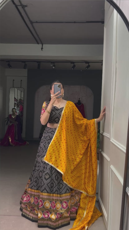 बंधेज और पटोला प्रिंट के साथ ईएस टसर सिल्क लहंगा, ब्लाउज और दुपट्टे के साथ फ़ॉइल वर्क 